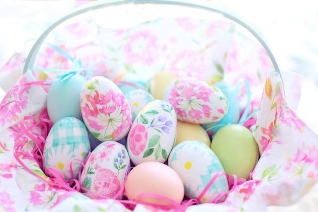Color some egg by Decoupage paper crafting