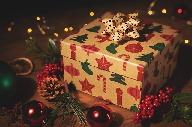 A Christmas gift box made by paper